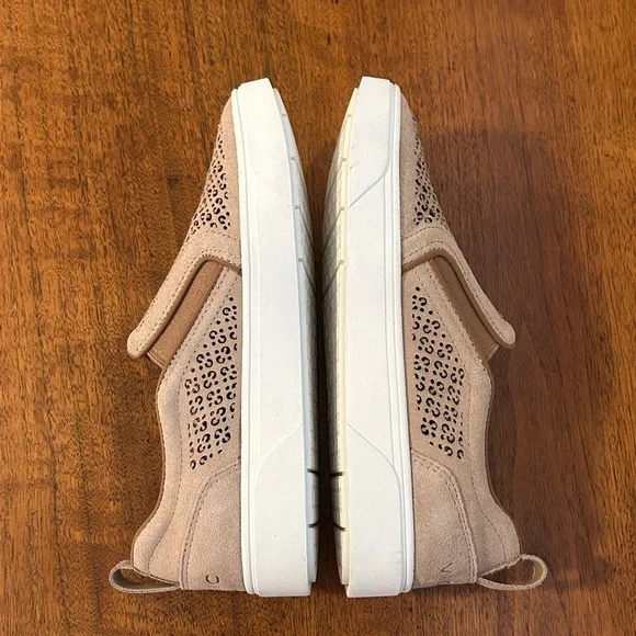 Vionic Beige Perforated Slip-On Shoes. Size 7.5 - Picture 7 of 9